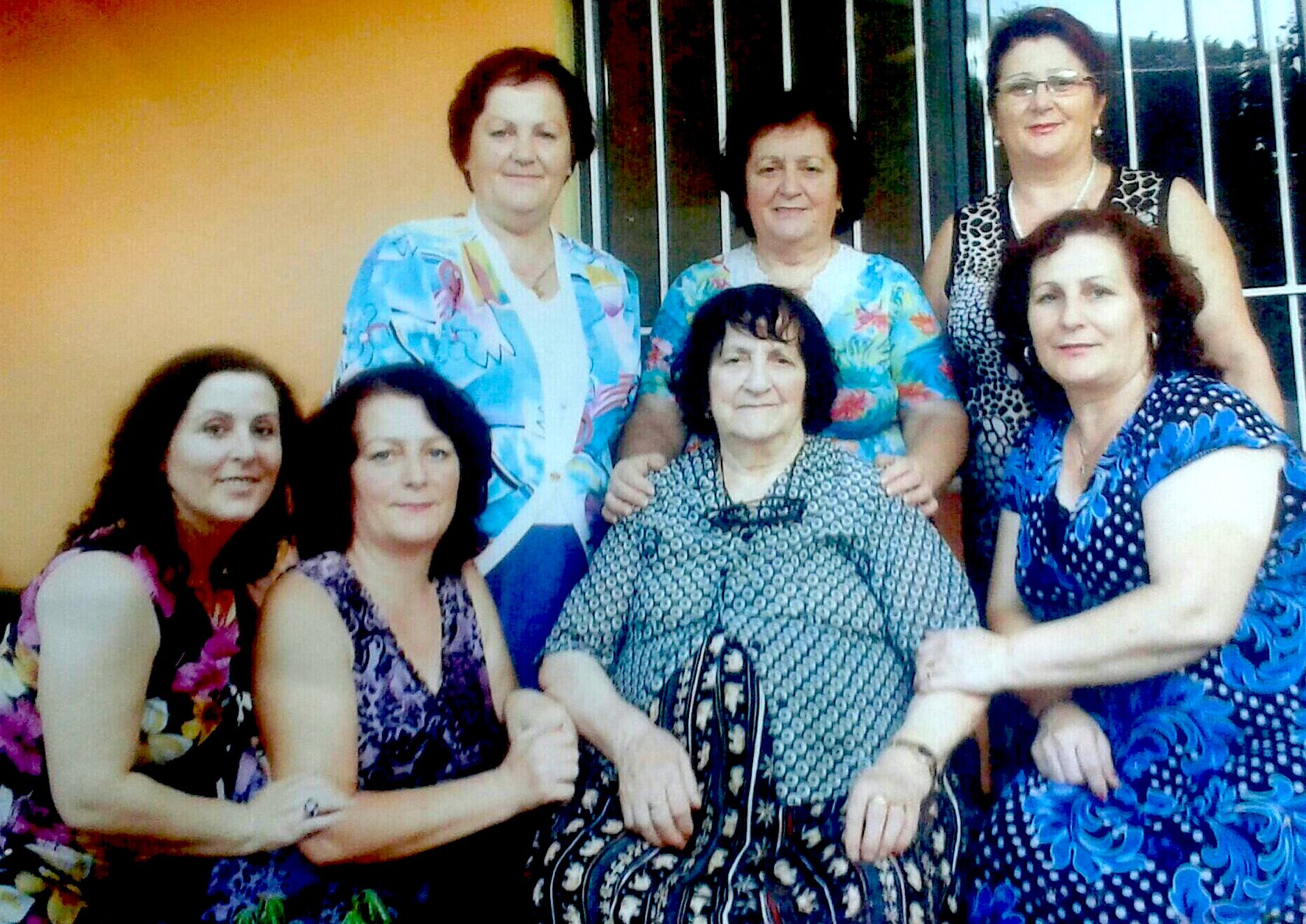 Kada dhe 6 vajzat e saj: nga e majta Roza, Luçia, Vera, Celestina, Donika, Magdalena