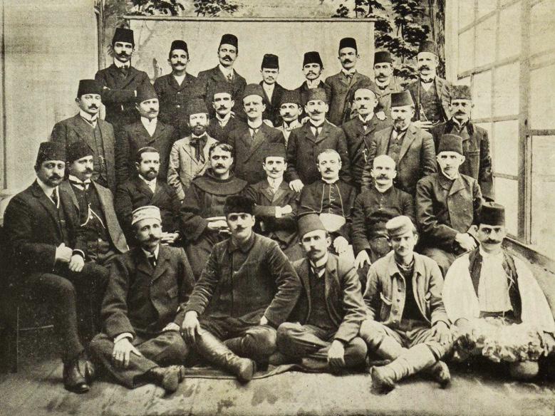 Kongresi i Manastirit Rreshti1: Sami Pojani (delegat i Korçës), Zenel Çaço Glina (i Leskovikut), Leonidha Naçi (i Vlorës), Simon Shuteriqi (i Elbasanit), Dhimitër Buda (i Elbasanit), Azis Starova (i Starovës), Adham Shkaba (i Sofjes), Mati Logoreci (i Shoqërisë “Agimi” Shkodër). Rreshti II: Rrok Berisha Gjakova (i Shkupit), Bajo Topulli (i Gjirokastrës), Grigor Cilka (i Korçës), Sotir Peci (i Amerikës dhe i Bukureshtit), Shefqet Frashëri (i Korçës), Luigj Gurakuqi (i Shkodrës), Shahin Kolonja (i Kolonjës), Ahil Eftim Korça (i Konstancës), Hil Mosi (i Shkodrës). Rreshti III : Nyzhet Vrioni (i Beratit), Dhimitër Mole (i Filibesë-Bullgari), Gjergj Qiriazi (i Manastirit), At Gjergj Fishta (i Shoqërisë “Bashkimi”) Shkodër, Mid'hat Frashëri (i Klubit të Selenikut dhe Janinës), Dom Nikollë Kaçori (i Durrësit), Dom Ndre Mjeda (i shoqërisë “Agimi”) Shkodër, Fehim Zavalani (i Manastirit). Rreshti IV: Refik Toptani (i Tiranës) , Çerçiz Topulli, Mihal Grameno (i Korçës), anash dy patriotë jo delegatë.