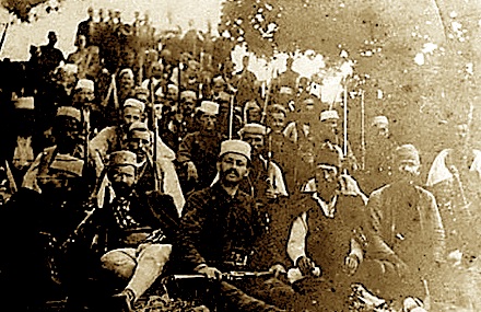 Çetat e lirisë të mbledhura në Byshek, nё shtator të vitit 1912 (Fotografi e Foti Papajanit e ruajtur në koleksionin e Lef Nosit)