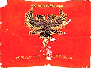 Flamuri, që ngriti Aqif Pasha në Elbasan, më 25 nëntor 1912 dhe në festimin e pervjetorit të parë të pavarësisë, më 28 nëntor 1913