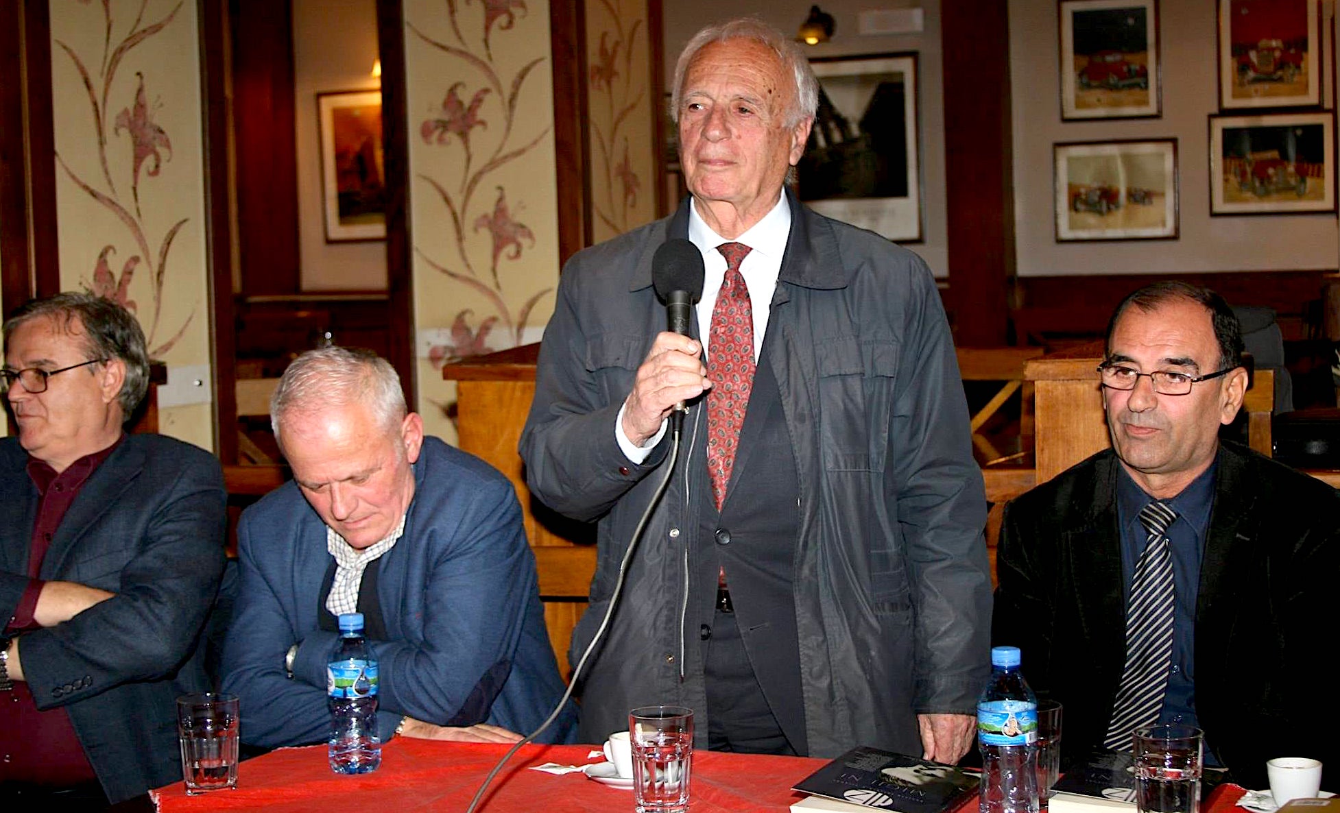 Shkrimtari Agim Gjakova midis Rexhep Shahut, Behar Gjokës dhe Izet Durakut