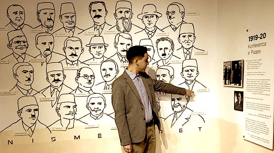 Kevin Haxhiu ne shtepine muze te Kongresit duke treguar figuren e Bajram Haxhiut