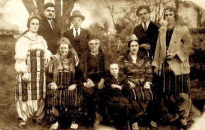 Familja Vushmaqi, Pejë 1925, Frano e Pjetër, me gratë e prindët