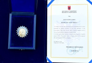 Medaljen "Nënë Tereza" - per Prof. Alipon