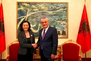 Ambasadorja Amerikane Kim me Ish ministrin e Diktaturës Ruçi - ne pozitën e Kryetarit të Parlamentin