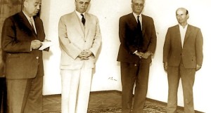 Xha Haxhiu - Diktatori me të Bardha - Bab Myslymi dhe Barba Pilua gjatë një ceremonie dekorimi më 1962 