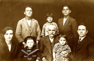 Sali Butka me Safetin dhe familjen e tij