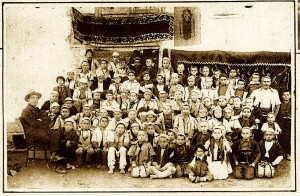 Fëmijë të shkollës serbe të sapohapur në fshatin Mamushë