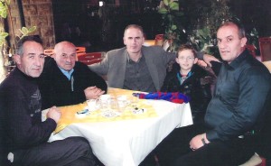 Afrim Hysenaj, me një pjesë të familjarëve të Deliajve!