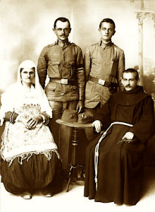 At Vinçenc Prenushi me Nanen Drane dhe Vllaznit Ndos e Nush, viti 1917
