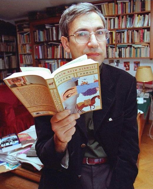 Orhan Pamuk me librin e tij 