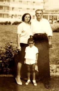 Abdurrahman Kaloshi, e shoqja, Mirsia dhe njëri nga djemtë, Lushnje viti 1965