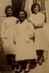 Tre kolege të Lonës: Fatbardha Hasani, nëna ime dmth majtas, Nora Palushi dhe Diana Trepça. Materniteti i vjetër - 1956 