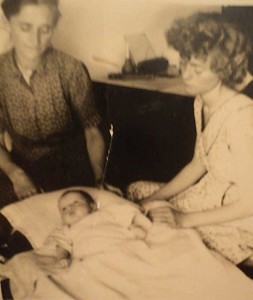 Nëna ime dhe mamaja me Eldën e vogël në çastet e fundit. 