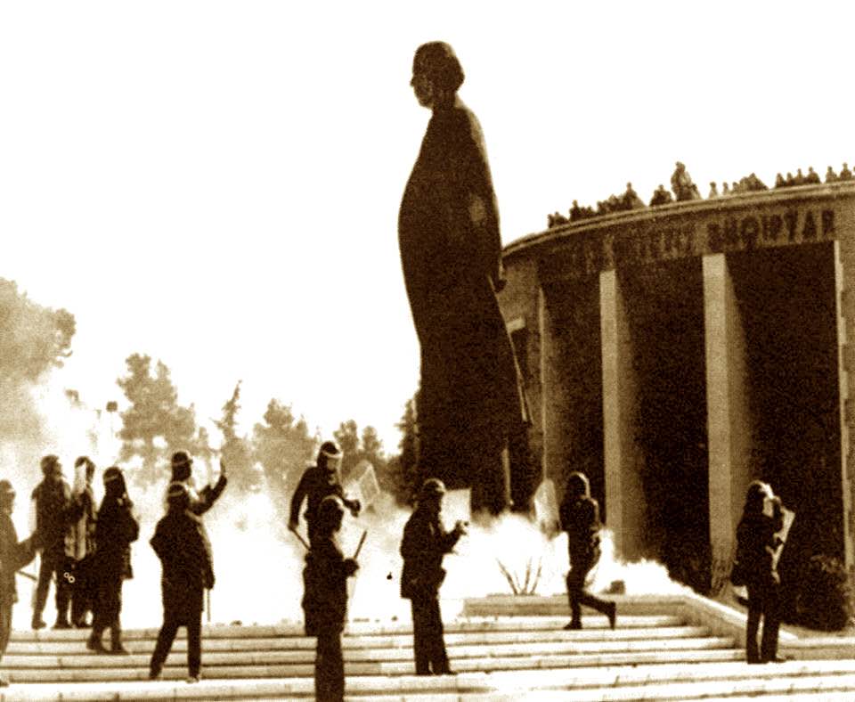 Statuja e zeze e Diktatorit pak çaste para rrezimit
