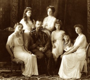 Nikolla Romanov, cari Rusisë me familjen e tij