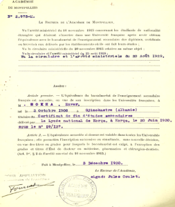 Fac-simile. Dokument i dosjes universitare të Enver Hoxhës - vërteton përfundimin e liceut të Korçës prej tij - ndodhet në dosjen universitare të Hoxhës, në arkivat Departamentale Herault të qytetit Montpellier, në regjistrin me numrin: 15 ETP 20439.