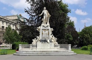 Monumenti i Moxartit në anë të Ringestrasse, Vienna.