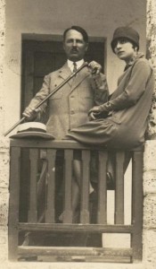 Aleksandra Tashko Ilo me të shoqin në ballkoni i shtëpisë  në qendër të Korçës.