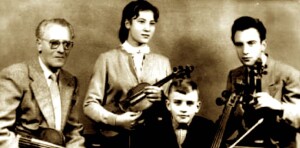 Foto e F amiljes Deshpali: Shime (i ati) dhe fëmijët: Maja dhe Pauli (Pali) me violinë dhe Valteri në violonçel