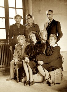 Lee Miller, Roland Penrose, Louis Aragon, Picasso, Nusch, Paul Eluard, Elsa Triolet - Picasso Studio Paris 44 