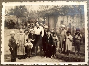 Musine Kokalari mes fëmijëve -  (foto e rinisë nga Nashi Brooker - paraqitet për herë të parë)