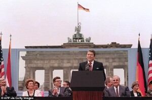 Ronald Reagan & Helmut Kohl - Gjermani - Portat e Brandenburgut