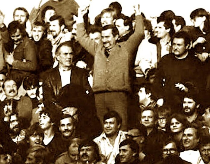 Kryetari i Solidarność, Lech Walęsa duke brohoritur në Stadium