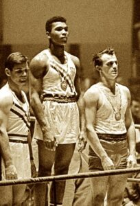 Cassius Clay, në podiumin e Lojërave Olimpike të Romës - 1960 