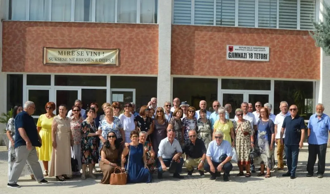 Mbas 50 vitesh “Matura ’76” u mblodh të rininë e ikur...