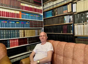 Genci Hoti dhe një qoshe e bibliotekës së tij