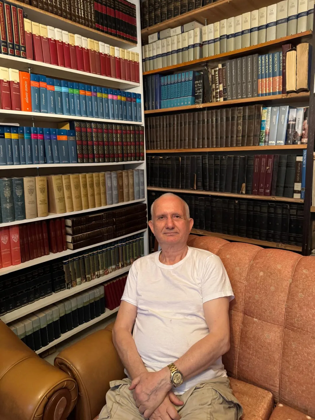 Genci Hoti dhe një qoshe e bibliotekës së tij
