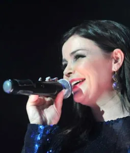 Këngëtarja Eli Fara